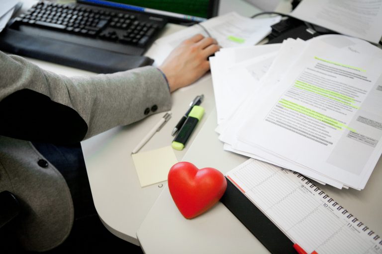 Hallitus vahvistaa vaihtelevalla työajalla työskentelevien asemaa